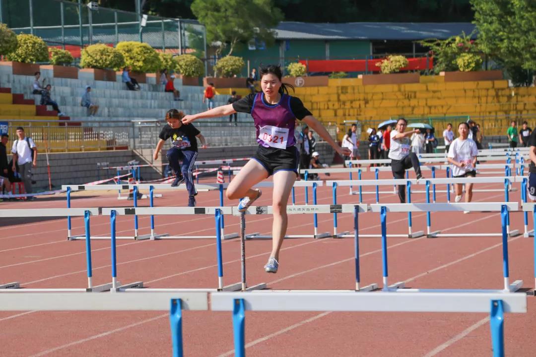 18财务管理2班吴丹娜同学在女子100m跨栏中过五关斩六以19〃