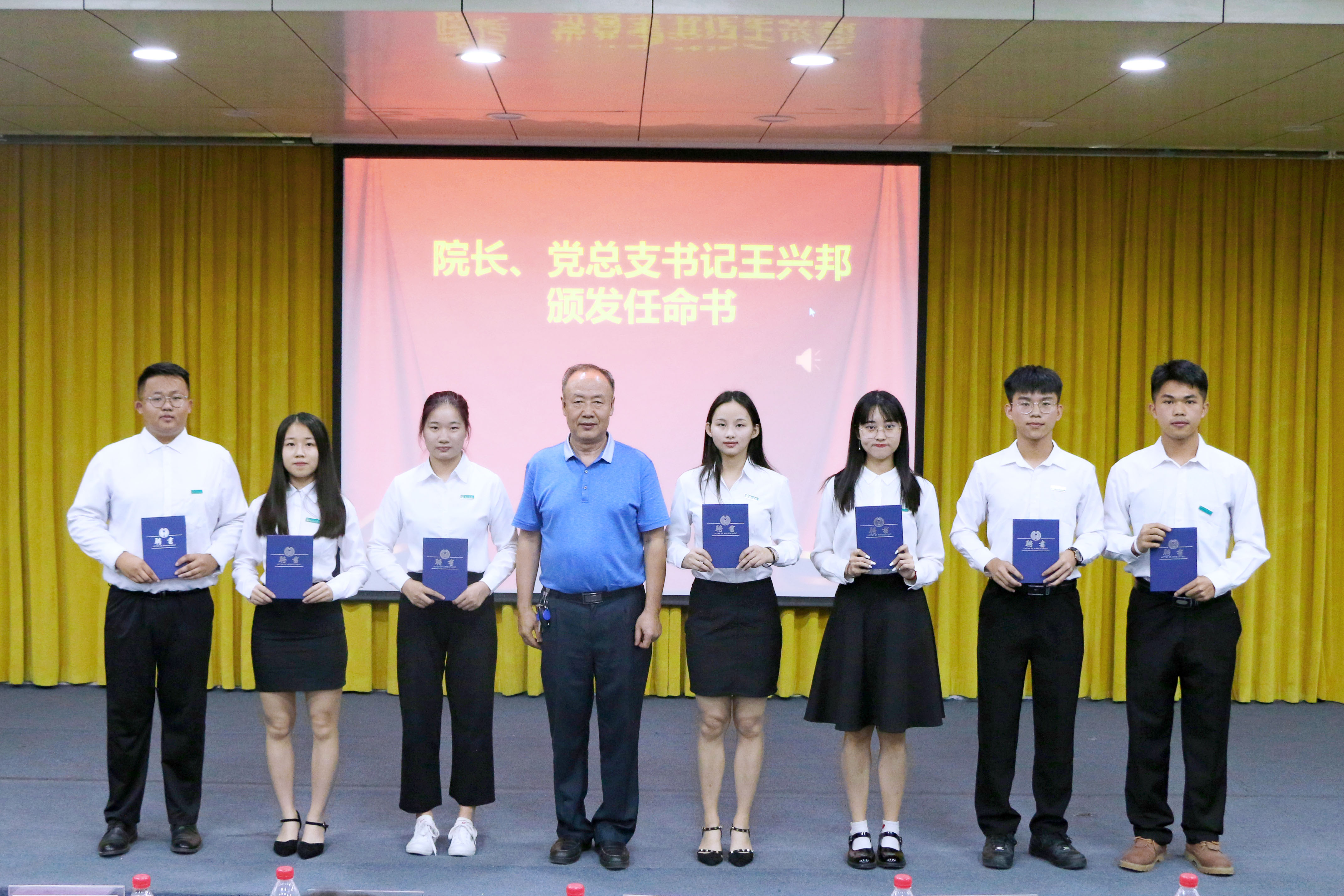 我院党总支书记王兴邦院长,柴静副院长,郭萍副院长,林宽副院长,郑党生